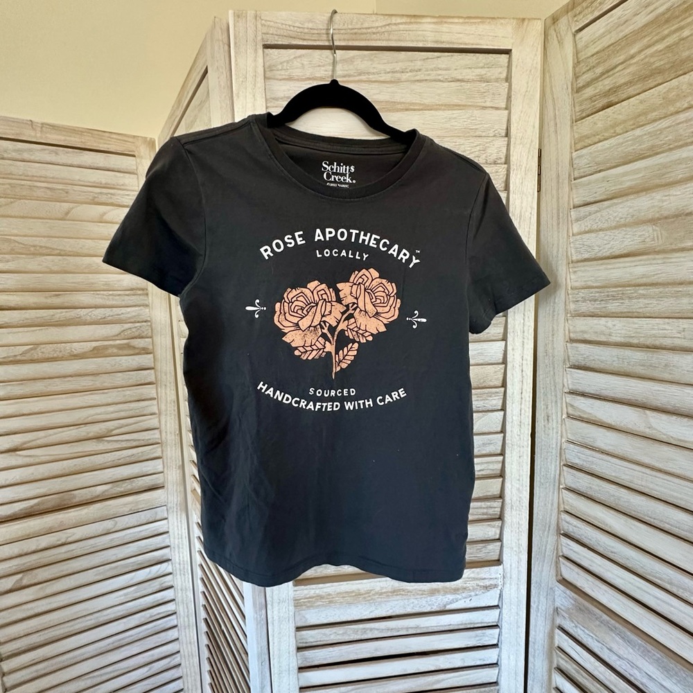 Fun logo t shirt. It’s an XS. Never worn.